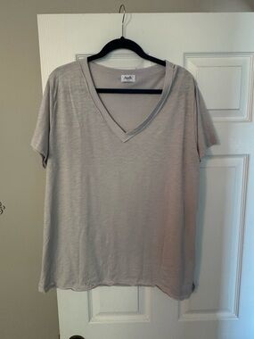 Amalli Talli Light Gray V-Neck Short Sleeve Tee